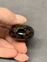 A Chinese aventurine-splashed black glass snuff bottle with a gilt stopper, 18/19th C.