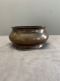 A large Chinese bronze censer, Xuande mark, 17/18th C.
