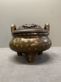 A Chinese gold-splashed bronze censer with wooden cover, Xuande mark, 17/18th C.