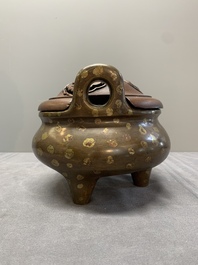 A Chinese gold-splashed bronze censer with wooden cover, Xuande mark, 17/18th C.