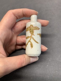 Three Chinese famille rose snuff bottles and two painted glass snuff bottles, Qianlong and Jujiutang mark, 19/20th C.