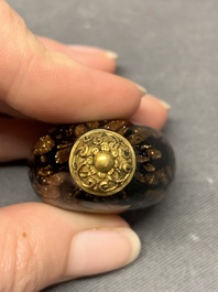 A Chinese aventurine-splashed black glass snuff bottle with a gilt stopper, 18/19th C.