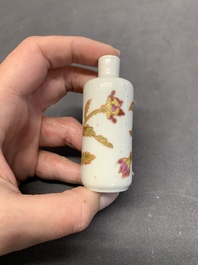 Three Chinese famille rose snuff bottles and two painted glass snuff bottles, Qianlong and Jujiutang mark, 19/20th C.