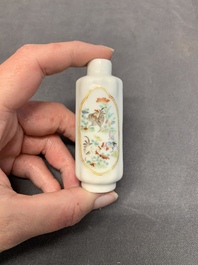 A fine Chinese famille rose 'rooster' snuff bottle, 19th C.