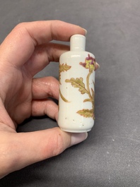 Three Chinese famille rose snuff bottles and two painted glass snuff bottles, Qianlong and Jujiutang mark, 19/20th C.