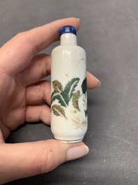 Three Chinese famille rose snuff bottles and two painted glass snuff bottles, Qianlong and Jujiutang mark, 19/20th C.
