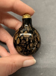 A Chinese aventurine-splashed black glass snuff bottle with a gilt stopper, 18/19th C.