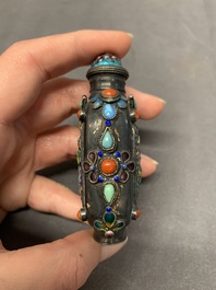 A collection of seven Chinese snuff bottles, 19/20th C.