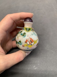 Three Chinese famille rose snuff bottles and two painted glass snuff bottles, Qianlong and Jujiutang mark, 19/20th C.