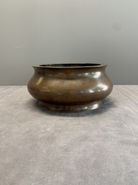 A large Chinese bronze censer, Xuande mark, 17/18th C.