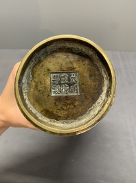 A Chinese bronze vase with lion-form handles, 17/18th C.