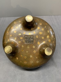 A Chinese gold-splashed bronze censer with wooden cover, Xuande mark, 17/18th C.