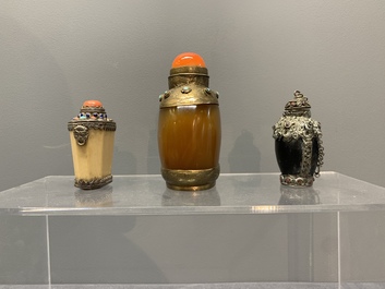 A collection of 12 Chinese snuff bottles, Qianli 千里 mark, 19/20th C.
