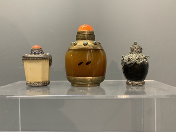 A collection of 12 Chinese snuff bottles, Qianli 千里 mark, 19/20th C.