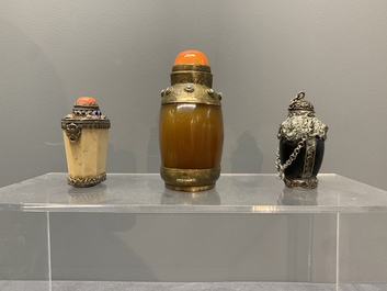 A collection of 12 Chinese snuff bottles, Qianli 千里 mark, 19/20th C.