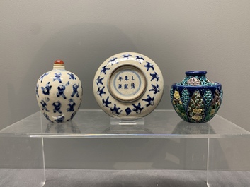 Five Chinese porcelain snuff bottles and a covered '100 boys' box, Kangxi mark, 19/20th C.