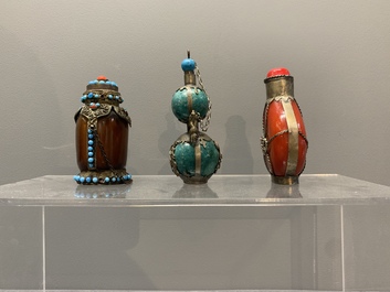 A collection of 12 Chinese snuff bottles, Qianli 千里 mark, 19/20th C.