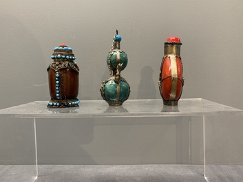 A collection of 12 Chinese snuff bottles, Qianli 千里 mark, 19/20th C.