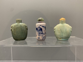 Five Chinese porcelain snuff bottles and a covered '100 boys' box, Kangxi mark, 19/20th C.