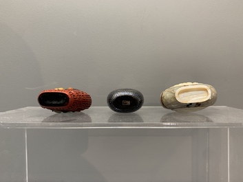 A collection of 12 Chinese snuff bottles, Qianli 千里 mark, 19/20th C.