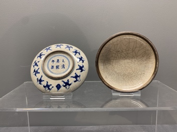 Five Chinese porcelain snuff bottles and a covered '100 boys' box, Kangxi mark, 19/20th C.