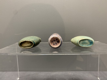 Five Chinese porcelain snuff bottles and a covered '100 boys' box, Kangxi mark, 19/20th C.