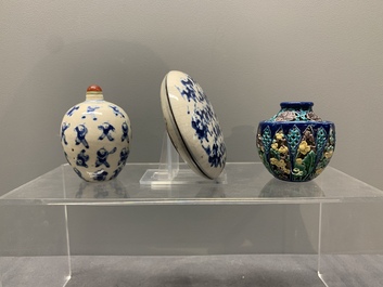 Five Chinese porcelain snuff bottles and a covered '100 boys' box, Kangxi mark, 19/20th C.