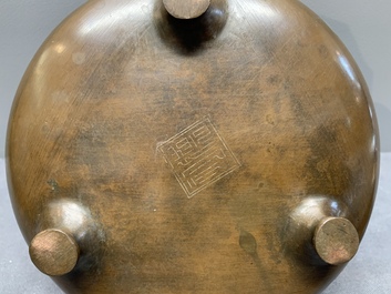 Two Vietnamese silver-inlaid bronze censers on stand, Đức Từ 德祠 mark, 19th C.