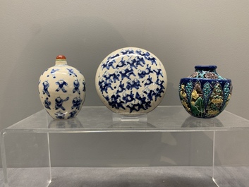 Five Chinese porcelain snuff bottles and a covered '100 boys' box, Kangxi mark, 19/20th C.
