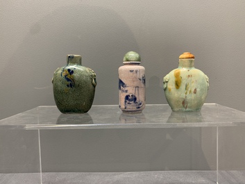 Five Chinese porcelain snuff bottles and a covered '100 boys' box, Kangxi mark, 19/20th C.