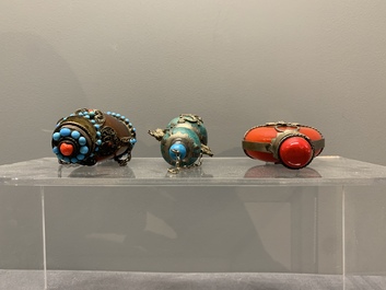 A collection of 12 Chinese snuff bottles, Qianli 千里 mark, 19/20th C.