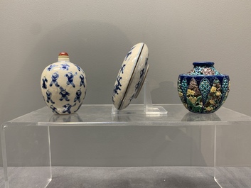 Five Chinese porcelain snuff bottles and a covered '100 boys' box, Kangxi mark, 19/20th C.