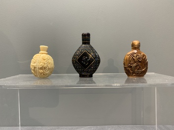 A collection of 12 Chinese snuff bottles, Qianli 千里 mark, 19/20th C.