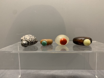 A collection of 16 Chinese precious stone snuff bottles, 19/20th C.