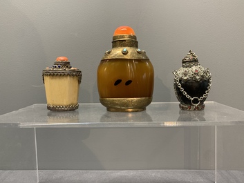 A collection of 12 Chinese snuff bottles, Qianli 千里 mark, 19/20th C.
