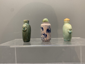 Five Chinese porcelain snuff bottles and a covered '100 boys' box, Kangxi mark, 19/20th C.