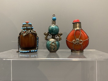 A collection of 12 Chinese snuff bottles, Qianli 千里 mark, 19/20th C.