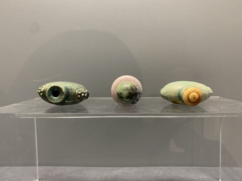 Five Chinese porcelain snuff bottles and a covered '100 boys' box, Kangxi mark, 19/20th C.