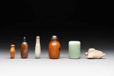 A collection of 12 Chinese snuff bottles and a jade pendant, Chenghua mark, 18/20th C.