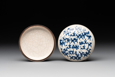 Five Chinese porcelain snuff bottles and a covered '100 boys' box, Kangxi mark, 19/20th C.