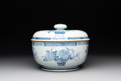 A Chinese blue and white tureen, a teapot and two dishes, Yongzheng/Qianlong