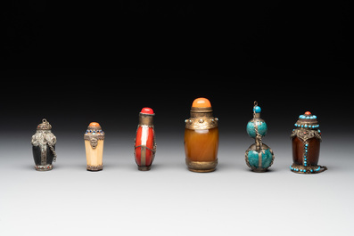 A collection of 12 Chinese snuff bottles, Qianli 千里 mark, 19/20th C.