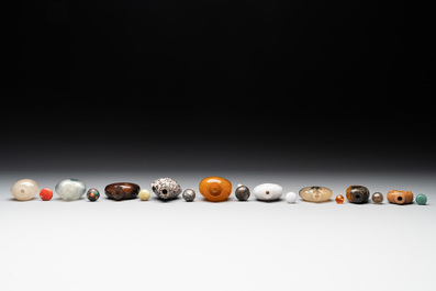 A collection of 16 Chinese precious stone snuff bottles, 19/20th C.