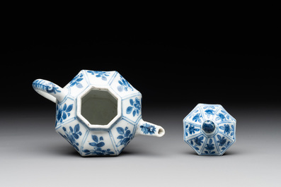 A Chinese blue and white tureen, a teapot and two dishes, Yongzheng/Qianlong
