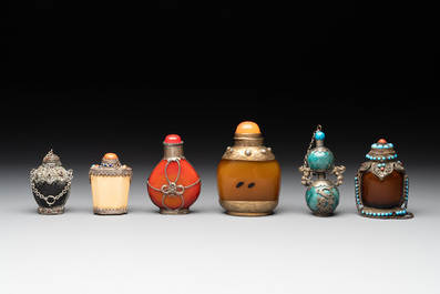A collection of 12 Chinese snuff bottles, Qianli 千里 mark, 19/20th C.