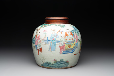 A Chinese famille rose '100 boys' jar and wooden cover, 19th C.
