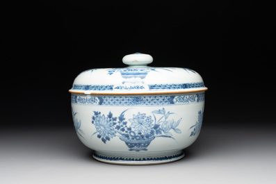 A Chinese blue and white tureen, a teapot and two dishes, Yongzheng/Qianlong