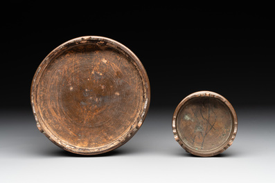 Two Vietnamese silver-inlaid bronze censers on stand, Đức Từ 德祠 mark, 19th C.