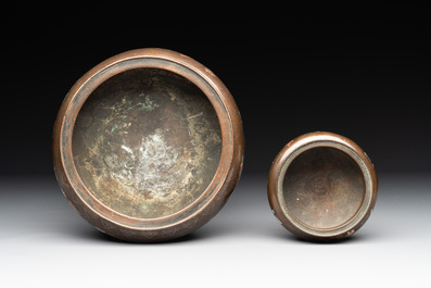 Two Vietnamese silver-inlaid bronze censers on stand, Đức Từ 德祠 mark, 19th C.