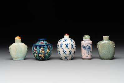 Five Chinese porcelain snuff bottles and a covered '100 boys' box, Kangxi mark, 19/20th C.